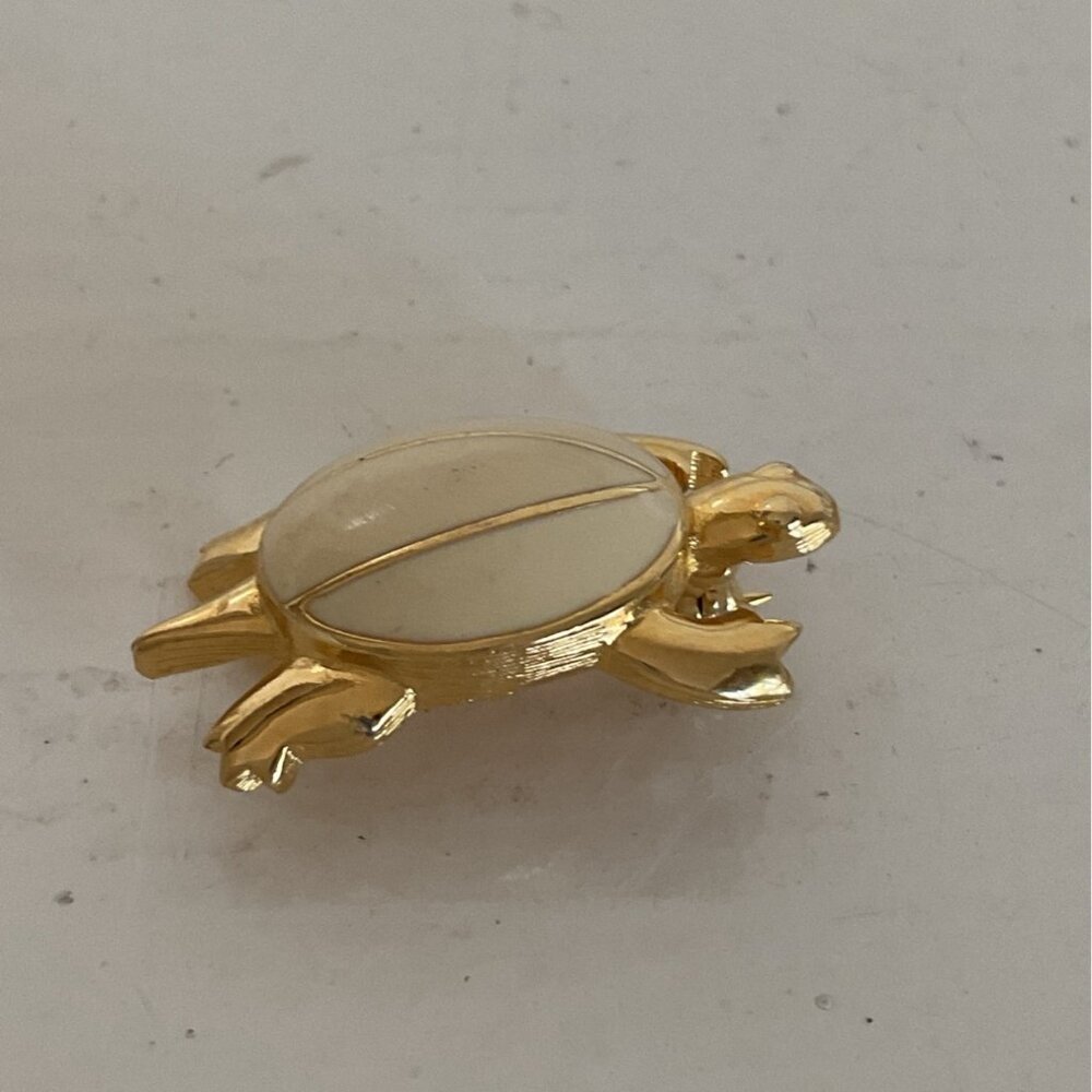 Vintage Gold Tone Turtle Brooch Pin With Cream Enamel Shell